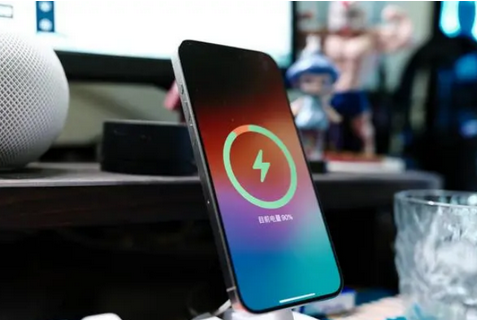 乐业苹果15换屏服务分享用什么充电器给iPhone15充电更好 